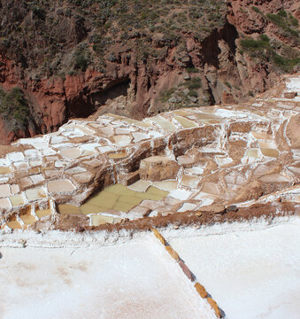 Maras &eacute; uma cidade no Vale Sagrado dos Incas, pr&oacute;xima de  de Cusco, Peru A cidade &eacute; conhecida por suas lagoas de evapora&ccedil;&atilde;o de sal,