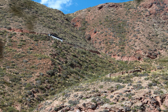 Onibus sobe uma estrada na regi&atilde;o do vale sagrado inca, nos andes peruanos