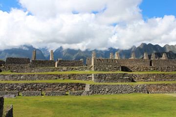 Machu Picchu , ruinas da  cidadela inca que fica no alto da Cordilheira dos Andes no Peru, acima do...
