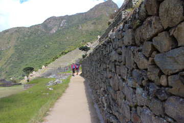 Muro de pedras nas ruinas incas de Machu Picchu, patrimônio natural e cultural da humanidade - obrazy, fototapety, plakaty