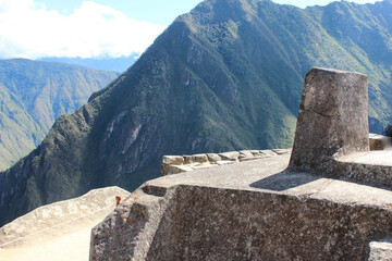 Relógio de Sol nas ruinas de Machu Picchu, patrimônio da humanidade, Peru. - obrazy, fototapety, plakaty