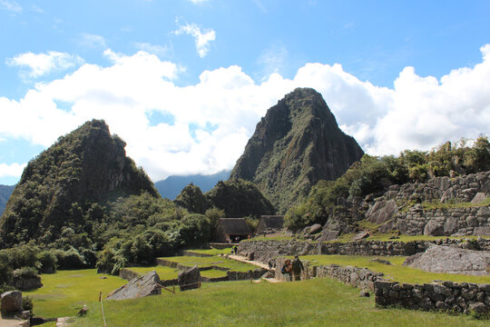 Machu Picchu , ruinas da  cidadela inca que fica no alto da Cordilheira dos Andes no Peru, acima do vale do rio Urubamba. ao fundo o Monte Huayna Picchu