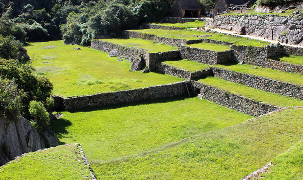 Ruinas de Machu Picchu, terra&ccedil;os de planta&ccedil;&atilde;o e muros de conten&ccedil;&atilde;o.