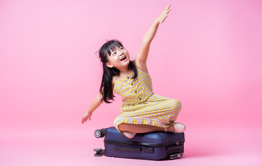 Fototapeta na wymiar Image of Asian child with suitcase, summer concept