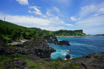 Obraz premium fine rock coast and distant island