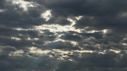Dunkle Wolken kündigen einen Regen an und ziehen sich dafür zusammen. Sie bilden eine Wolkenfront und kurz darauf regnet es. In diesem Fall wurde es ein sehr starker Regen. Wetterfront, regnerisch