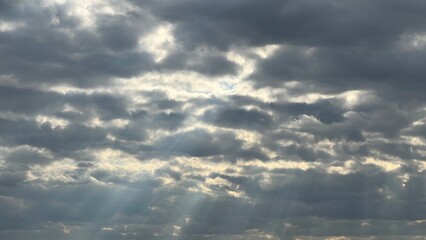 Wolkenfront am Himmel kurz vor einem starken Regen. Dunkle Wolken kündigen ein ungemütliches...