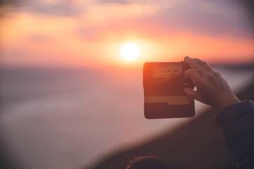 Fototapeta premium 沖縄県の離島宮古島サンライズスポットから元旦の朝日を眺める人々