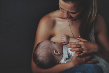 Mom breastfeeding newborn baby at home - obrazy, fototapety, plakaty