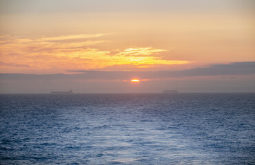 Blick von einer Fähre auf die Kreidefelsen von Dover