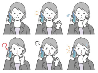 スマホで話すスーツの高齢女性