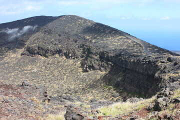 伊豆大島。三原山、水蒸気が吹き上がる火口。