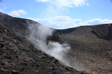 伊豆大島。三原山、水蒸気が吹き上がる火口。
