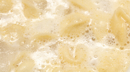 Dumplings made from dough and meat are boiled in boiled water.