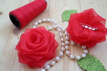 Obraz na płótnie Canvas rose and pearl necklace