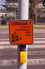 uwaga przejście dla pieszych z przyciskiem