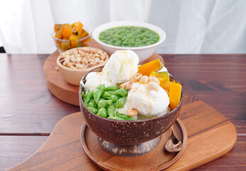 Traditional coconut milk ice cream topped with milk and roasted peanuts.