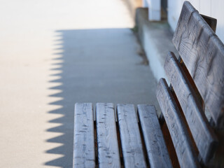 駅のホームに設置された木製のベンチ
