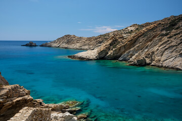 Obraz premium Panoramic view of the stunning turquoise beach of Tripiti in Ios Greece
