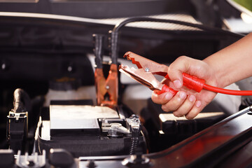 Check the car battery pot before traveling.