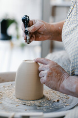 reportage en atelier de poterie et céramique - obrazy, fototapety, plakaty