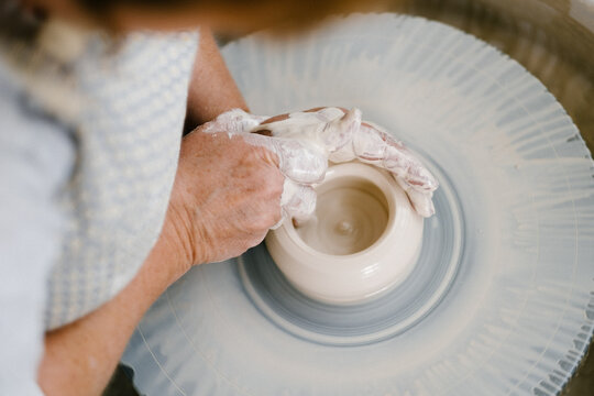 fabrication traditionnel d'un vase en porcelaine au tour de potier 
