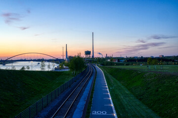 Blick &uuml;ber den Rheinpark in Duisburg Hochfeld bei Sonnenuntergang