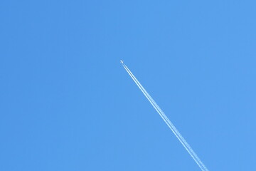 青空に真っ直ぐ伸びた飛行機雲の風景5