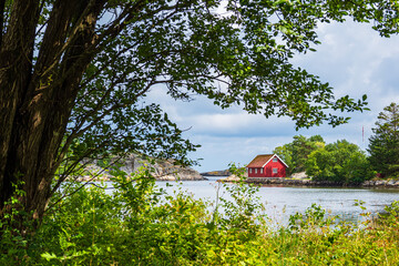 Landschaft mit Haus im Naherholungsgebiet Hasseltangen in Norwegen