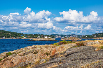 Blick von der Insel Merdø auf die Stadt Arendal in Norwegen