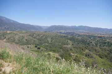Fototapeta na wymiar Ausblick auf Bergkette im O’Neill Regional Park bei Irvine in Kalifornien 