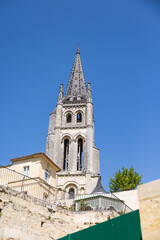 Fototapeta na wymiar Clocher de l'Église monolithe de Saint-Émilion dominant la ville (Nouvelle-Aquitaine, France)