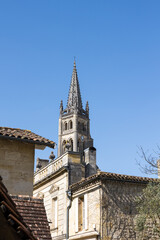 Fototapeta na wymiar Clocher de l'Église monolithe de Saint-Émilion dominant la ville (Nouvelle-Aquitaine, France)