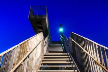 Treppe zu einem Aussichtpunkt im Rheinpark in Duisburg Hochfeld bei Nacht