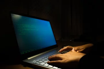 Foto op Plexiglas Un/a hacker hackeando en la noche © Izan