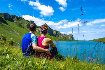 Pärchen genießt Aussicht auf den Schrecksee