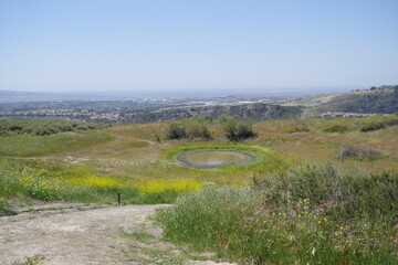 Fototapeta na wymiar Blick auf einen Tümpel im O’Neill Regional Park bei Irvine in Kalifornien