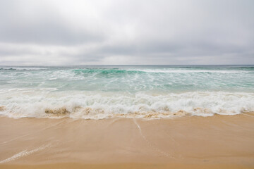Vue sur la plage centrale de Biscarrosse par mer agitée (Nouvelle-Aquitaine, France)