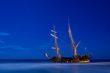 Fototapeta na wymiar Hermosa noche junto a un velero bergantín de época 