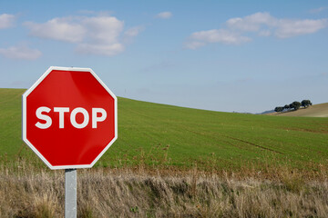 stop o señal de parada obligatoria de un vehículo - obrazy, fototapety, plakaty