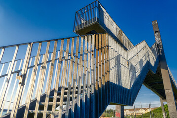 Treppe zu einem Aussichtpunkt im Rheinpark in Duisburg Hochfeld