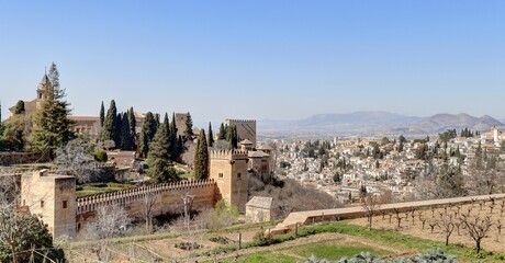 Fototapeta premium panorama sur la ville de Grenade en Andalousie et sur le palais de l'Alhambra