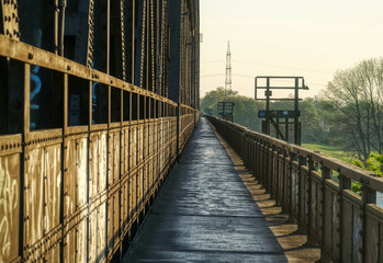 Obraz premium Auf der historischen Eisenbahnbrücke über den Rhein in Duisburg Hochfeld