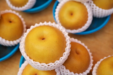 店先に積まれた梨