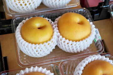 綺麗に包装された梨