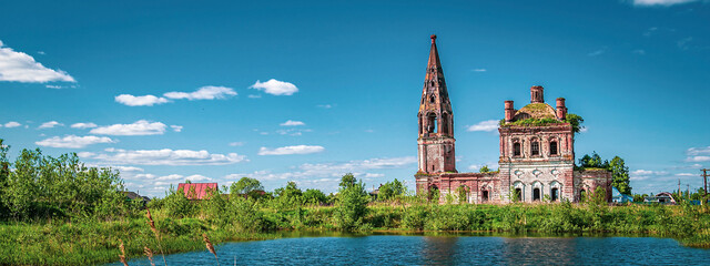 Obraz premium landscape of a destroyed Orthodox church