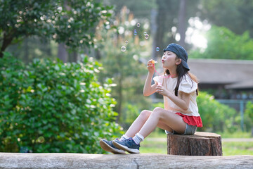 シャボン玉で遊ぶ少女