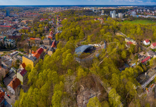 Widok z lotu ptaka na amfiteatr MCK w parku Siemiradzkiego, miasto Gorz&oacute;w Wielkopolski