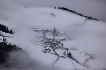 Bergdorf im Nebel