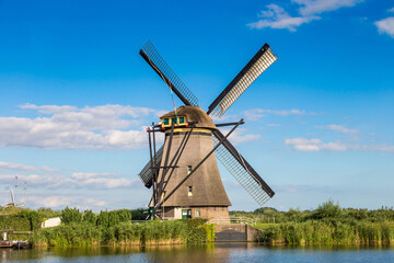 Fototapeta na wymiar Windmills and canal in Kinderdijk